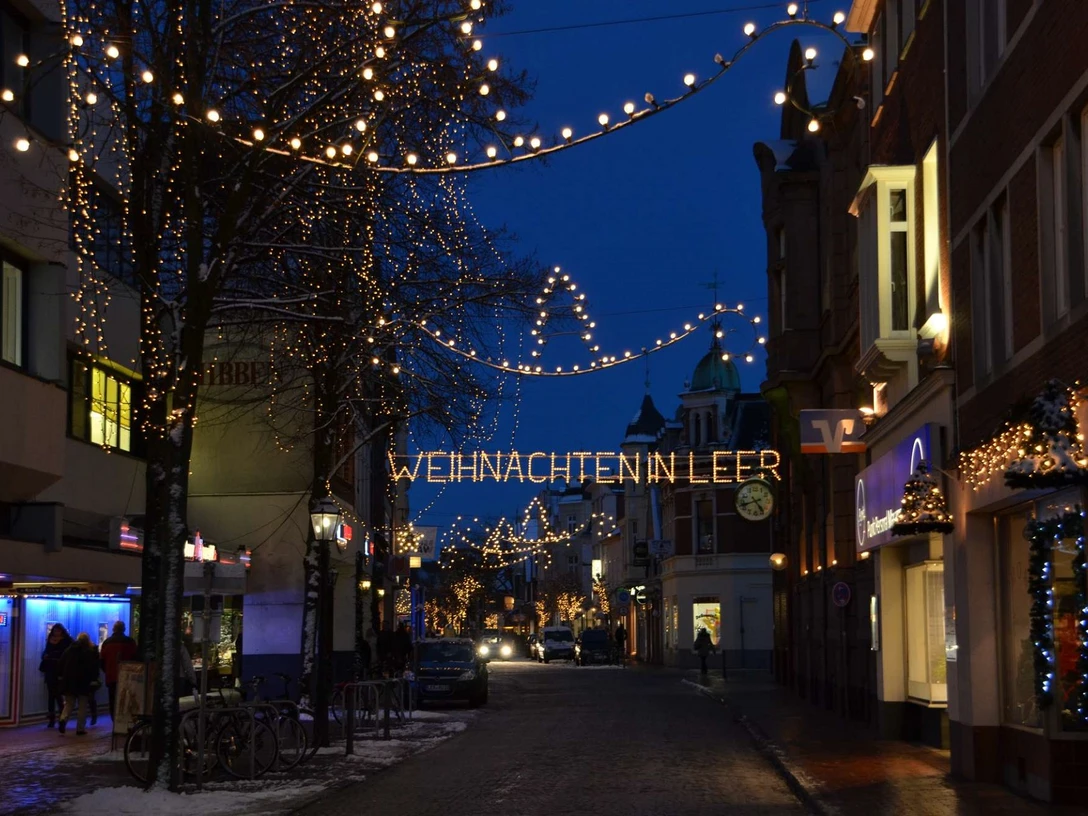 Weihnachten_Internet.jpg Abendlich beleuchtete Straße in Leer mit festlicher Weihnachtsbeleuchtung und Schriftzug „Weihnachten in Leer“Street in Leer illuminated in the evening with festive Christmas lights and "Christmas in Leer" letteringGade i Leer oplyst om aftenen med festlige julelys og "Jul i Leer"-bogstaverStraat in Leer 's avonds verlicht met feestelijke kerstverlichting en "Kerst in Leer"-belettering