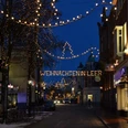 Weihnachten_Internet.jpg Abendlich beleuchtete Straße in Leer mit festlicher Weihnachtsbeleuchtung und Schriftzug „Weihnachten in Leer“Street in Leer illuminated in the evening with festive Christmas lights and "Christmas in Leer" letteringGade i Leer oplyst om aftenen med festlige julelys og "Jul i Leer"-bogstaverStraat in Leer 's avonds verlicht met feestelijke kerstverlichting en "Kerst in Leer"-belettering