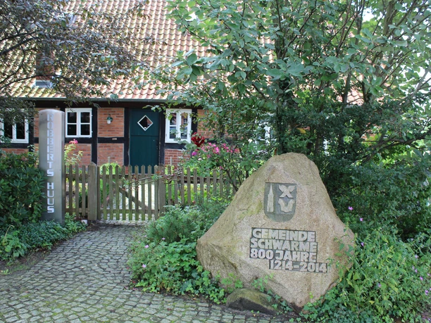 Bruchhausen-Vilsen Robberts Huus Stein mit Gravur "Gemeinde Schwarme 800 Jahre 1214-2014" vor historischem Fachwerkhaus.
