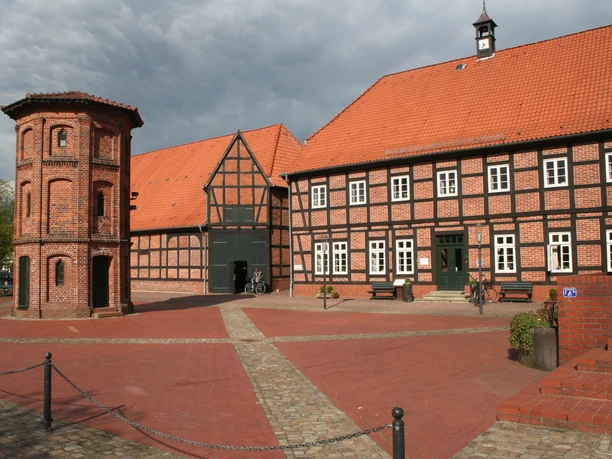 Packhaus Thedinghausen Backsteinbau mit rotem Dach, zweistöckiger Turm im Vordergrund, historische Fachwerkkonstruktion.