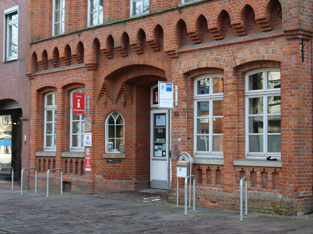 Tourist-Information Nienburg Rotes Backsteingebäude mit hohen Fenstern und Eingang zur Tourist-Information Nienburg an der Straße.Red brick building with high windows and entrance to the Nienburg Tourist Information Office on the street.Rød murstensbygning med høje vinduer og indgang til Nienburg Tourist Information Centre på gaden.Gebouw van rode baksteen met hoge ramen en ingang van het Nienburg Tourist Information Centre aan de straat.