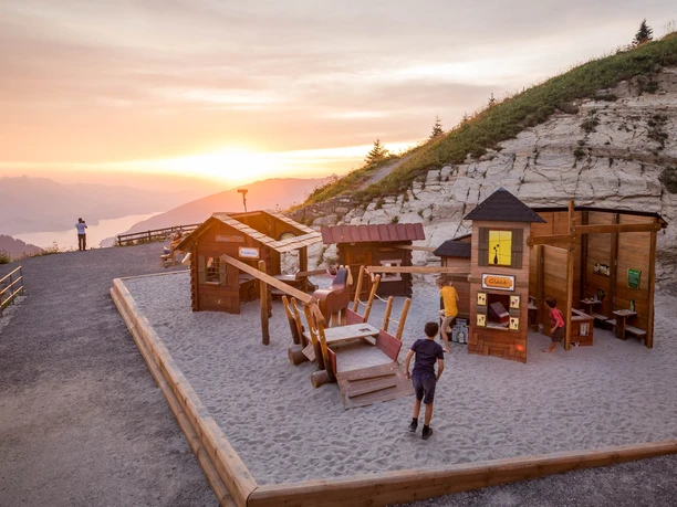 alpenspielplatz-schynige-platte-gelaende-sonnenuntergang-.jpg