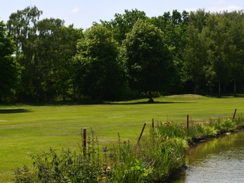 Wiesen, Wasser, Wald - der Golfplatz in Sittensen Wiesen, Wasser, Wald - der Golfplatz in SittensenMeadows, water, forest - the golf course in SittensenEnge, vand, skov - golfbanen i SittensenWeiden, water, bos - de golfbaan in Sittensen