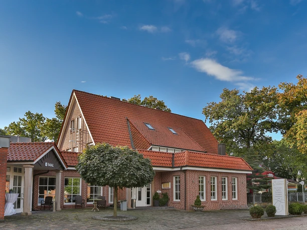 Gaststätte Timmer_KHB_8774.jpg Backsteingasthaus mit rotem Satteldach und kleinem Vorplatz unter blauem Himmel im Grünen