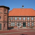 Packhaus Thedinghausen Historisches Fachwerkgebäude mit rotem Ziegeldach und Turmanbau auf einem gepflasterten Platz.