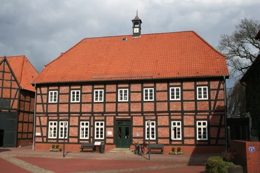 Das historische Packhaus in Thedinghausen präsentiert sich mit rotem Fachwerk und markanten Giebeln.