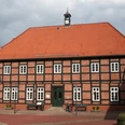 Packhaus Thedinghausen Das historische Packhaus in Thedinghausen präsentiert sich mit rotem Fachwerk und markanten Giebeln.