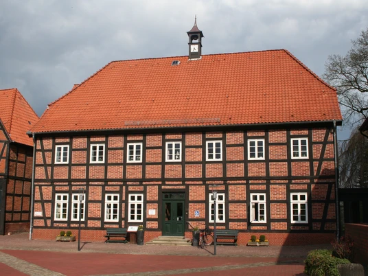 Packhaus Thedinghausen Das historische Packhaus in Thedinghausen präsentiert sich mit rotem Fachwerk und markanten Giebeln.