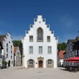 Weißes Rathaus im Stil der Weserrenaissance in Brakel mit dekorativen Stufengiebeln und Spitzfenster.