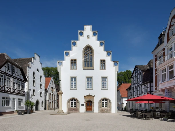 Weißes Rathaus im Stil der Weserrenaissance in Brakel mit dekorativen Stufengiebeln und Spitzfenster.