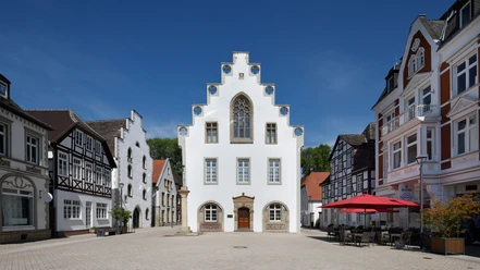 Rathaus der Stadt Brakel Weißes Rathaus im Stil der Weserrenaissance in Brakel mit dekorativen Stufengiebeln und Spitzfenster.