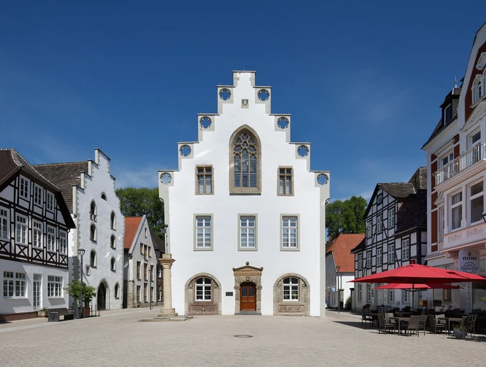 Rathaus der Stadt Brakel Weißes Rathaus im Stil der Weserrenaissance in Brakel mit dekorativen Stufengiebeln und Spitzfenster.