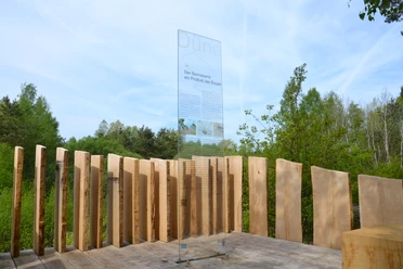 Landschaftspodest "Haldenhang" Holzpodest mit Infotafel, umgeben von natürlicher Vegetation, im Landschaftsgebiet "Haldenhang".