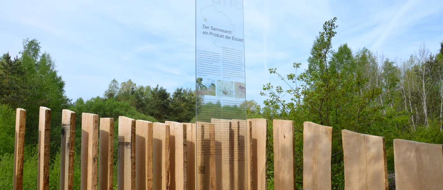 Landschaftspodest "Haldenhang" Holzpodest mit Infotafel, umgeben von natürlicher Vegetation, im Landschaftsgebiet "Haldenhang".