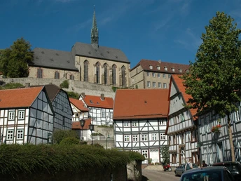 Warburger Altstadt Klosterkirche Fachwerkhäuser umrahmen die Klosterkirche in Warburgs Altstadt, unter einem klaren blauen Himmel.