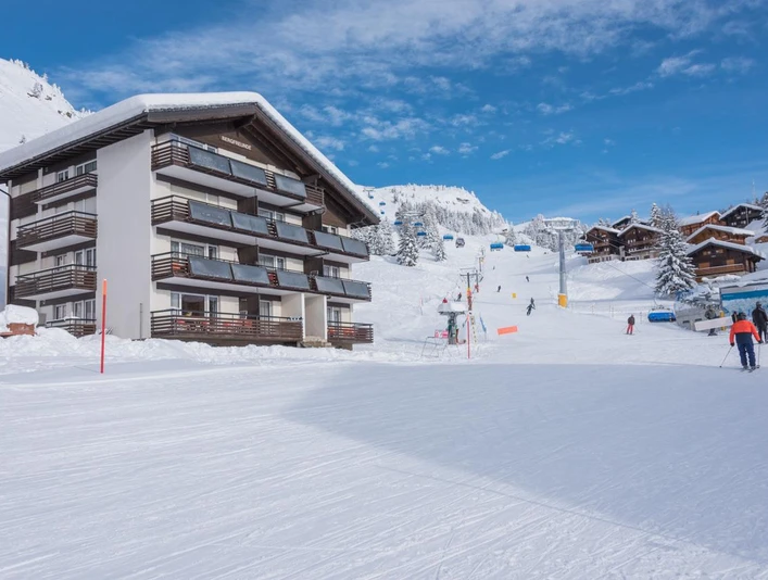 Aussenansicht mit Moosfluh Aletschgletscher Bahn