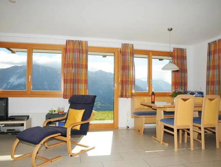 Ferienwohnung Emilio Parterre West - Wohnzimmer