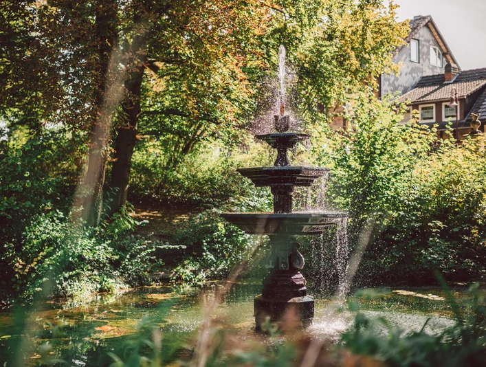 Brunnen im Stiftsgarten Ein großer Springbrunnen im Einbecker Stiftsgarten im Sommer.A large fountain in the Einbeck Stiftsgarten in summer.Et stort springvand i Einbeck Stiftsgarten om sommeren.Een grote fontein in de Einbeck Stiftsgarten in de zomer.
