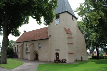 Kirche Ovenstädt Die romanische Kirche in Ovenstädt mit ihrem markanten Turm und den rotgedeckten Dächern.