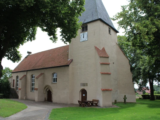 Kirche Ovenstädt Die romanische Kirche in Ovenstädt mit ihrem markanten Turm und den rotgedeckten Dächern.