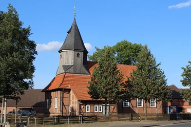 Landschaftlicher Blick auf die historische Corvinius-Kirche mit markantem Turm in Nienburg-Erichshagen.
