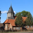 Landschaftlicher Blick auf die historische Corvinius-Kirche mit markantem Turm in Nienburg-Erichshagen.