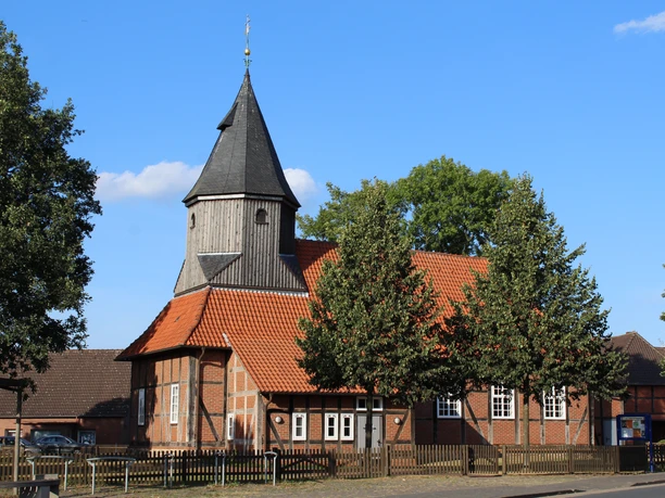 Corvinius-Kirche Nienburg-Erichshagen Landschaftlicher Blick auf die historische Corvinius-Kirche mit markantem Turm in Nienburg-Erichshagen.