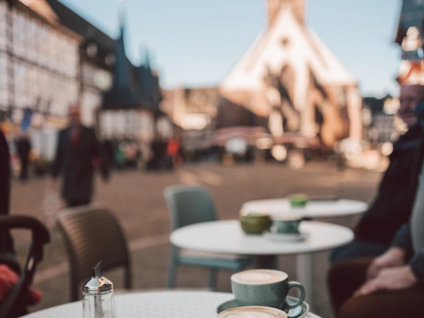 Buitenruimte van de Einbecker Kaffeerösterei, direct aan het marktplein van Einbecker.