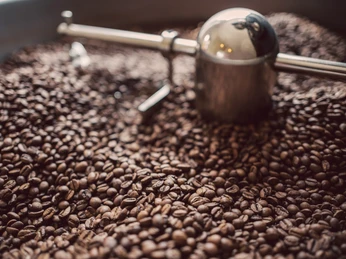 Kaffeebohnen in einer großen Röstmaschine