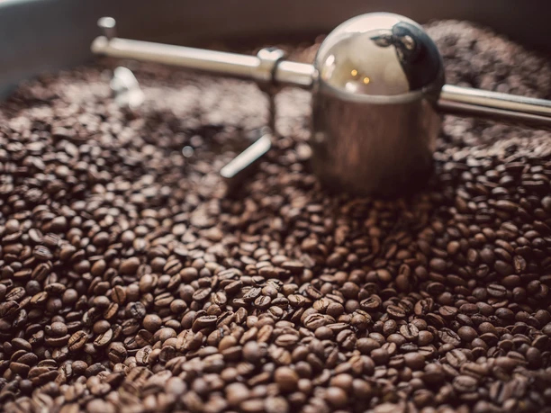 Koffiebonen in een grote brandmachine