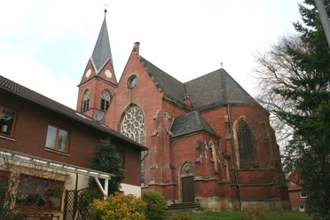 Ev.-luth. Kirche Lahde Evangelisch-lutherische Kirche Lahde aus rotem Backstein mit markantem Kirchturm und kunstvollen Fenstern.