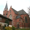 Ev.-luth. Kirche Lahde Evangelisch-lutherische Kirche Lahde aus rotem Backstein mit markantem Kirchturm und kunstvollen Fenstern.