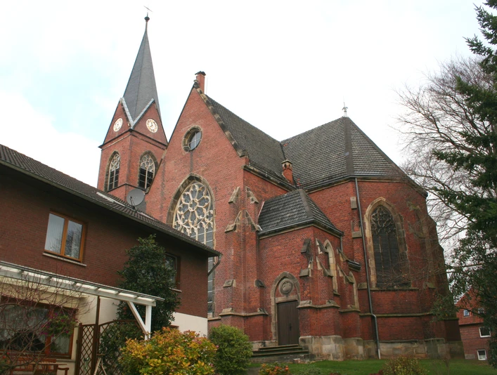 Ev.-luth. Kirche Lahde Evangelisch-lutherische Kirche Lahde aus rotem Backstein mit markantem Kirchturm und kunstvollen Fenstern.