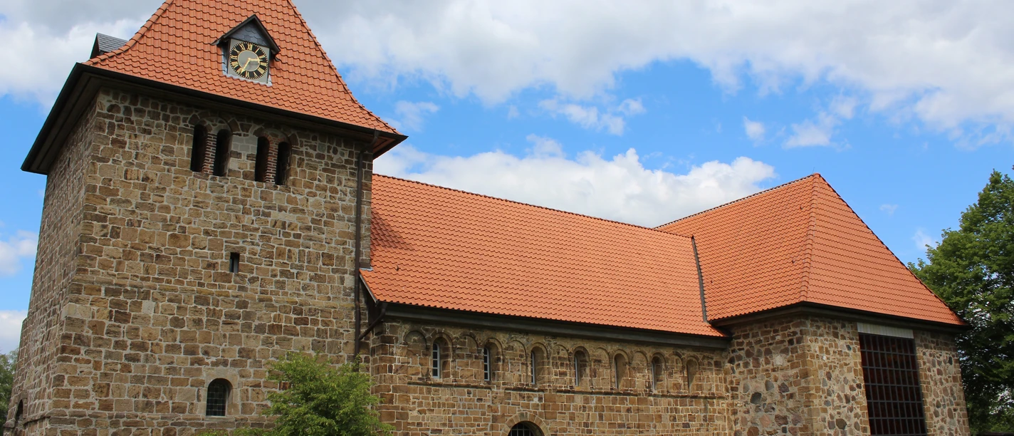 Kirche Wietzen The Wietzen church presents itself with its striking red tiled roof and robust stone tower.