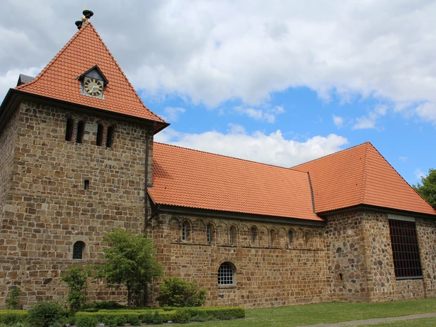 Kirche Wietzen The Wietzen church presents itself with its striking red tiled roof and robust stone tower.