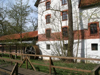 Wassermühle Bad Blenhorst Historische Wassermühle mit rustikalem Ziegelbau, Holzwasserrad und umliegenden grünen Bäumen.Historic watermill with rustic brick building, wooden water wheel and surrounding green trees.Historisk vandmølle med rustik murstensbygning, vandhjul i træ og omgivende grønne træer.Historische watermolen met rustiek bakstenen gebouw, houten waterrad en omringende groene bomen.