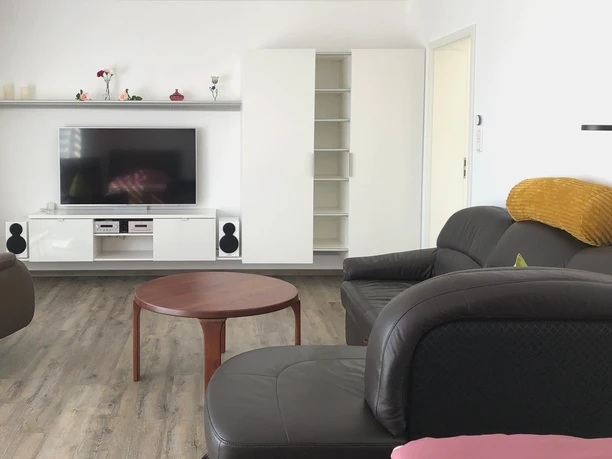 Wohnbereich mit Fernseher der Ferienwohnung Trautchen Wohnbereich mit Fernseher der Ferienwohnung Trautchen