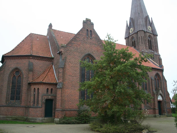 Kirche Leese Backsteinkirche Leese mit markantem Turm aus dem 19. Jahrhundert; umgeben von Grün an einem ruhigen Ort.