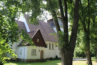 Kirche Raddestorf Eingebettet in üppiges Grün erhebt sich die historische Kirche Raddestorf mit ihrem markanten Glockenturm.