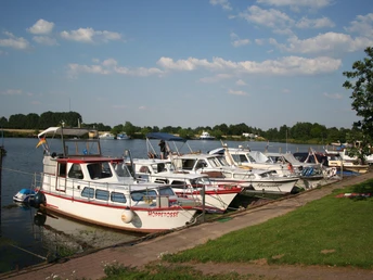 Marina Mehlbergen Eine Reihe von Booten liegt an einem ruhigen Steg am See in der Marina Mehlbergen vor Anker.