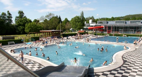 Hallen- und Freibad Einbeck_Nichtschwimmerbecken im Freibad binnen-en-buiten-bad-een-bad-niet-zwemmers-bad-in-de-buiten-bad