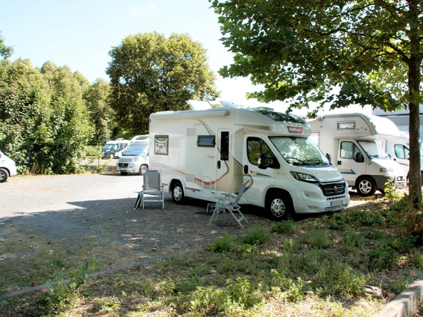 Wohnmobilstellplatz am Hallen- und Freibad Einbeck_Stellplätze wohnmobilstellplatz-am-hallen-und-freibad-einbeck-stellplaetze