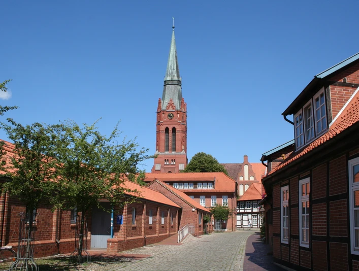 Pfarrkirche St. Martin Nienburg Die hoch aufragende Pfarrkirche St. Martin in Nienburg mit rotem Backstein und spitzem Kirchturm.The towering parish church of St. Martin in Nienburg with its red brick and pointed church tower.Den tårnhøje sognekirke St Martin i Nienburg med dens røde mursten og spidse kirketårn.De torenhoge parochiekerk St Martin in Nienburg met zijn rode bakstenen en spitse kerktoren.