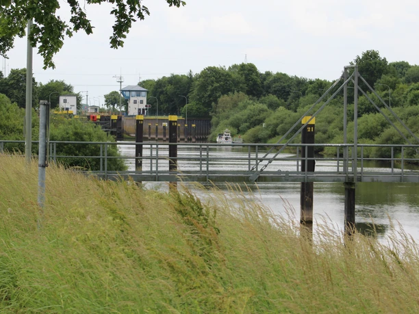 Schleusenkanal Langwedel Schleusenkanal in Langwedel mit grünem Ufer und Schiff, bei einer Überführung, im Sommer.