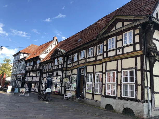 Fachwerkhäuser in Nienburg reihen sich in der Altstadt harmonisch aneinander, blaue Herbsthimmel im Hintergrund.
