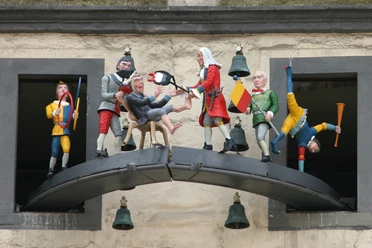 Glockenspiel des Doktor Eisenbart am Rathaus Glockenspiel mit Figurenumlauf vom Doktor Eisenbart