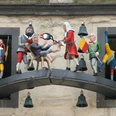Glockenspiel des Doktor Eisenbart am Rathaus Glockenspiel with Doctor Ironbeard figures