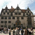 Rathausvorplatz beim Glockenspiel des Doktor Eisenbart Menschen auf dem Rathausvorplatz beim Glockenspiel vom Doktor Eisenbart