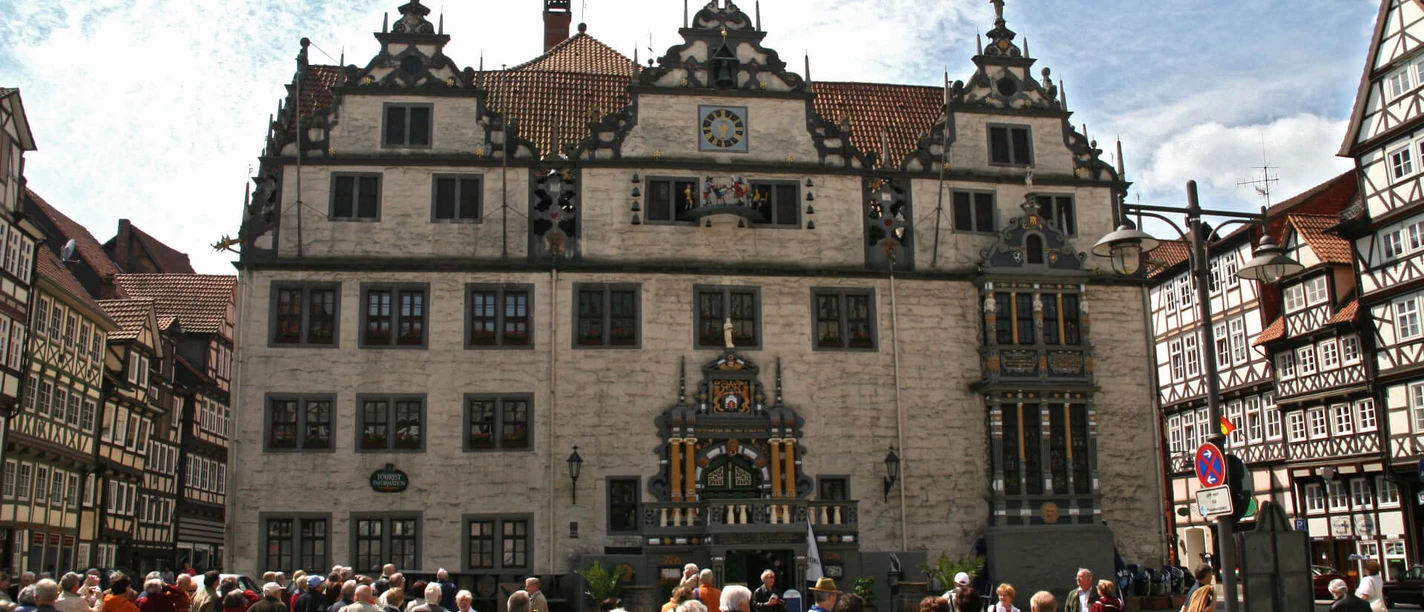Rathausvorplatz beim Glockenspiel des Doktor Eisenbart Menschen auf dem Rathausvorplatz beim Glockenspiel vom Doktor Eisenbart