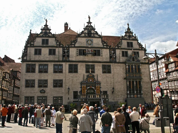 Rathausvorplatz beim Glockenspiel des Doktor Eisenbart Menschen auf dem Rathausvorplatz beim Glockenspiel vom Doktor Eisenbart